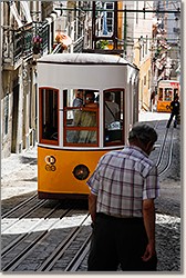 FOTO EINER STRASSENBAHN IN KLISBON (PORTUGAL)